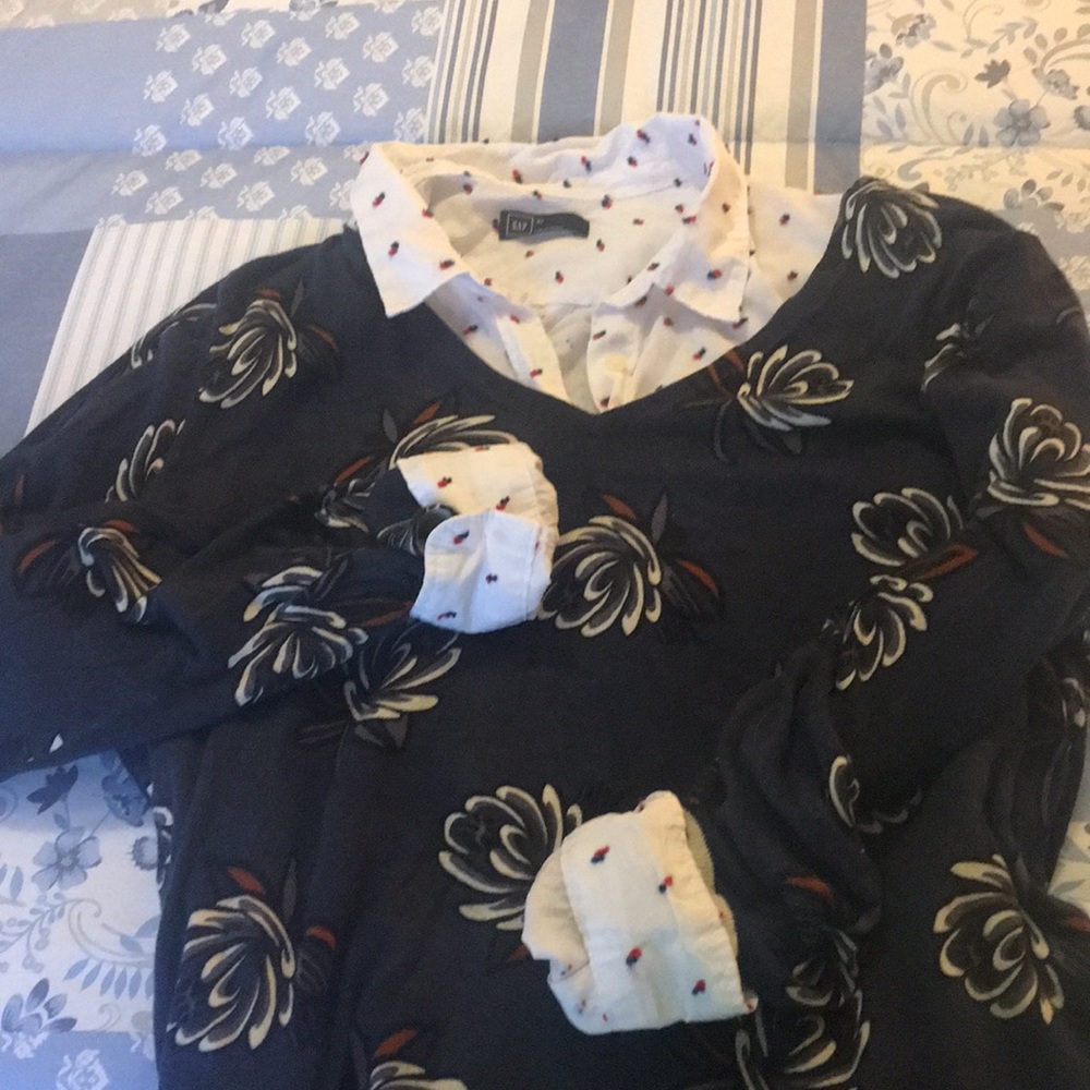 Adorable lightweight LOFT VNeck sweater